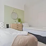 4 Bedroom House In Location With Free Parking, Self-check-in, Fast Wifi & Smart Tv With Netflix By Yoko