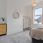 בית נופש 4 Bedroom House In Location With Free Parking, Self-check-in, Fast Wifi & Smart Tv With Netflix By Yoko *