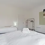 בית נופש 4 Bedroom House In Location With Free Parking, Self-check-in, Fast Wifi & Smart Tv With Netflix By Yoko *