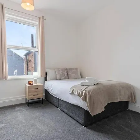 4 Bedroom House In Location With Free Parking, Self-check-in, Fast Wifi & Smart Tv With Netflix By Yoko