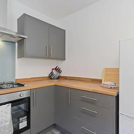 Holiday home 4 Bedroom House In Location With Free Parking, Self-check-in, Fast Wifi & Smart Tv With Netflix By Yoko