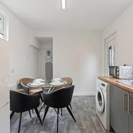 4 Bedroom House In Location With Free Parking, Self-check-in, Fast Wifi & Smart Tv With Netflix By Yoko *