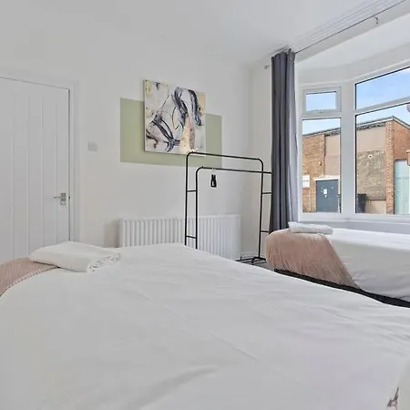 4 Bedroom House In Location With Free Parking, Self-check-in, Fast Wifi & Smart Tv With Netflix By Yoko Feriehus *