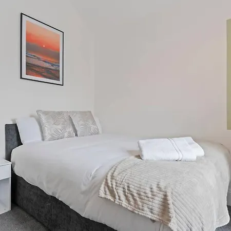 4 Bedroom House In Location With Free Parking, Self-check-in, Fast Wifi & Smart Tv With Netflix By Yoko Feriehus *