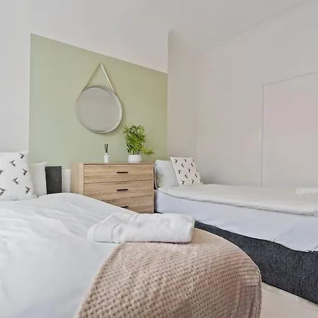 4 Bedroom House In Location With Free Parking, Self-check-in, Fast Wifi & Smart Tv With Netflix By Yoko