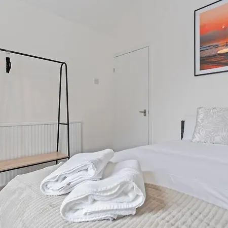 4 Bedroom House In Location With Free Parking, Self-check-in, Fast Wifi & Smart Tv With Netflix By Yoko Feriehus