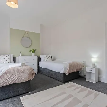 4 Bedroom House In Location With Free Parking, Self-check-in, Fast Wifi & Smart Tv With Netflix By Yoko Feriehus *