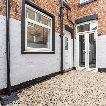 4 Bedroom House In Location With Free Parking, Self-check-in, Fast Wifi & Smart Tv With Netflix By Yoko *