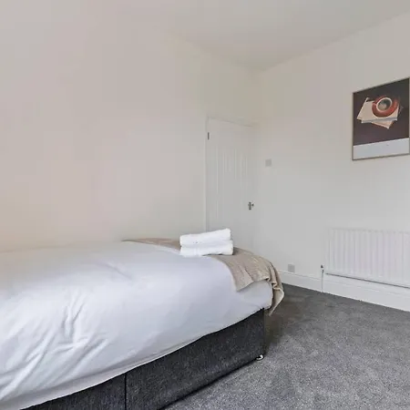 Holiday home 4 Bedroom House In Location With Free Parking, Self-check-in, Fast Wifi & Smart Tv With Netflix By Yoko *