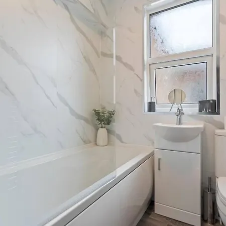 4 Bedroom House In Location With Free Parking, Self-check-in, Fast Wifi & Smart Tv With Netflix By Yoko *