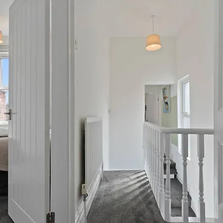 4 Bedroom House In Location With Free Parking, Self-check-in, Fast Wifi & Smart Tv With Netflix By Yoko Feriehus