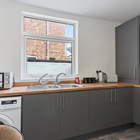 4 Bedroom House In Location With Free Parking, Self-check-in, Fast Wifi & Smart Tv With Netflix By Yoko Holiday home *