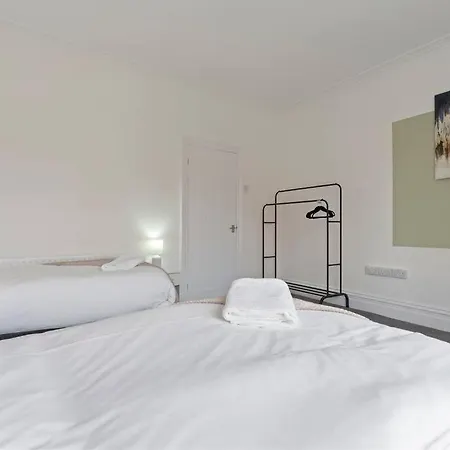 Holiday home 4 Bedroom House In Location With Free Parking, Self-check-in, Fast Wifi & Smart Tv With Netflix By Yoko *