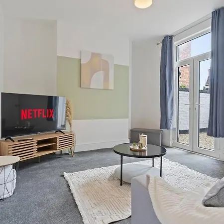 4 Bedroom House In Location With Free Parking, Self-check-in, Fast Wifi & Smart Tv With Netflix By Yoko Holiday home *
