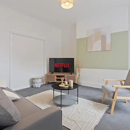 4 Bedroom House In Location With Free Parking, Self-check-in, Fast Wifi & Smart Tv With Netflix By Yoko *