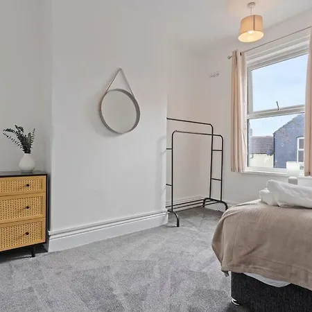 בית נופש 4 Bedroom House In Location With Free Parking, Self-check-in, Fast Wifi & Smart Tv With Netflix By Yoko *
